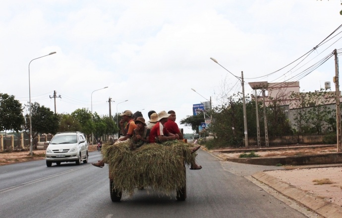 Những xe công nông chở người nguy hiểm khắp làng quê.