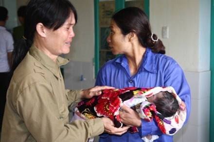 'Toi da tung run tay khi tiem vac xin cho tre' hinh anh