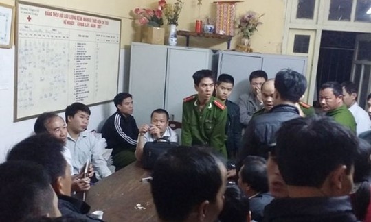 Người nhà kéo đến trung tâm y tế đòi làm rõ nguyên nhân cái chết của nghi phạm Nguyễn Đức Duân.