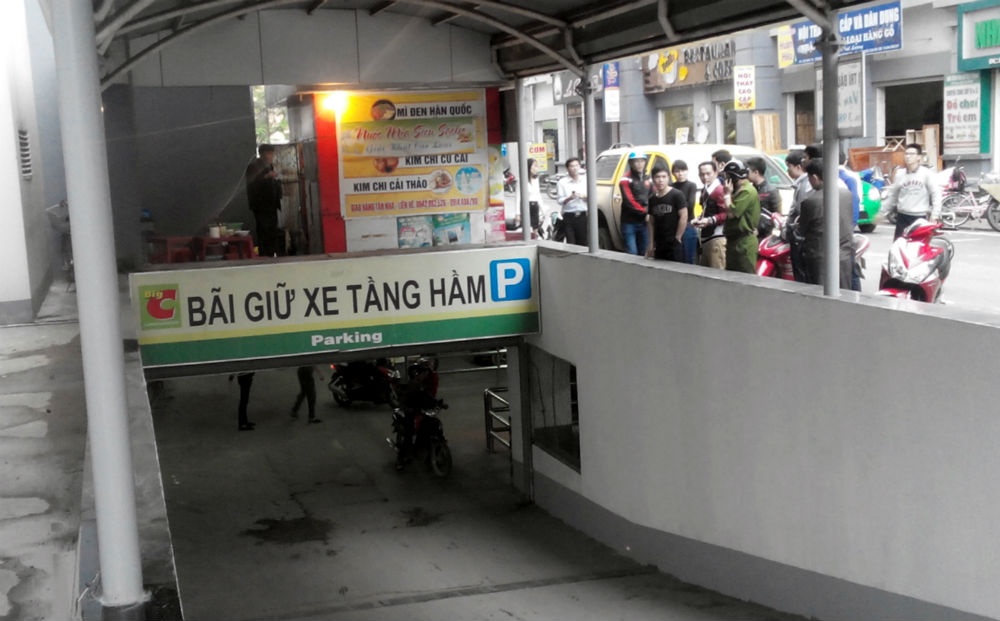 Roi xuong tang ham, mot phu nu chet tham hinh anh