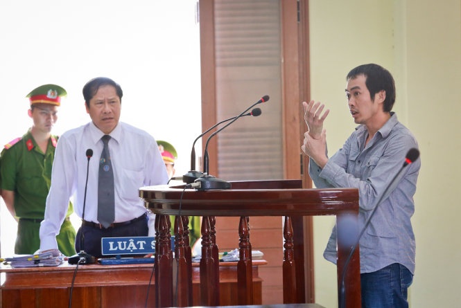 Bị cáo Nguyễn Thân Thảo Thành khẳng định gậy cao su làm vật chứng không phải là gậy cao su trong phòng lấy lời khai Ngô Thanh Kiều.