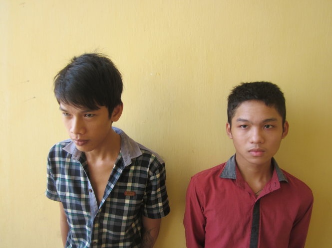 Hai thanh nien vao truong dam chem hoc sinh ra dau thu hinh anh