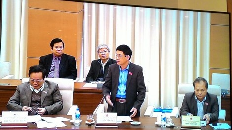 Chủ nhiệm Ủy ban Tư pháp Nguyễn Văn Hiện đang trình bày.