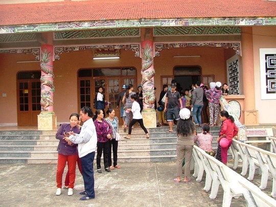 Vì lời đồn rùa thiêng nên nhiều người tụ tập đến xem.