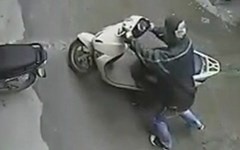 Vua vao mua ve may bay, bi trom be khoa xe may hinh anh