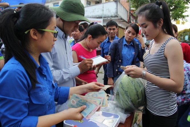 Tu Lewinski den chuyen mua ban dua hinh anh