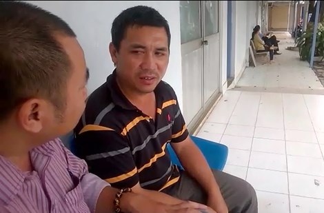Anh Hùng, anh trai nạn nhân trao đổi với PV.