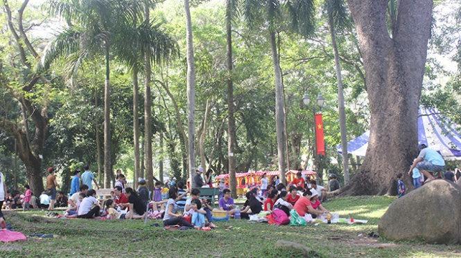 Người dân vui chơi tại Thảo cầm viên.