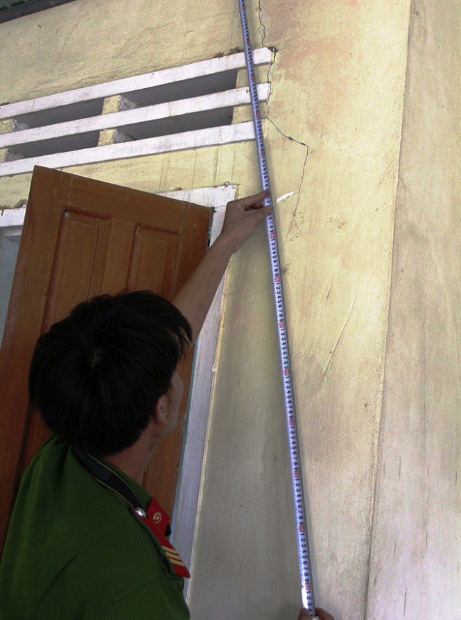 Cơ quan công an đang thống kê vết rạn nứt ở các nhà dân.