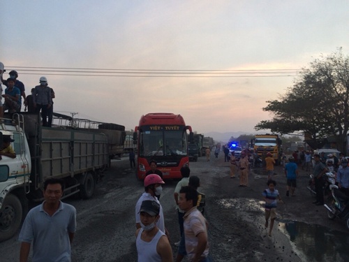 Tuyến đường QL 1A qua địa bàn xã bị ách tắc. 