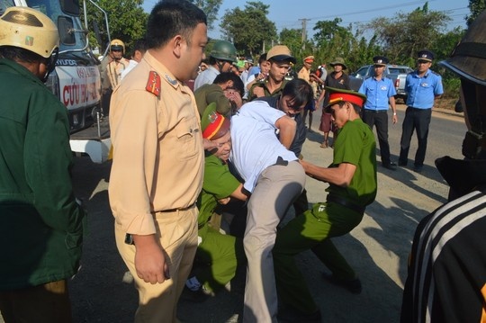 Doan lien nganh va tai xe xe qua tai 'quan' nhau hon 5 gio hinh anh