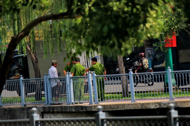 Một người đi câu bị công an nhắc nhở.