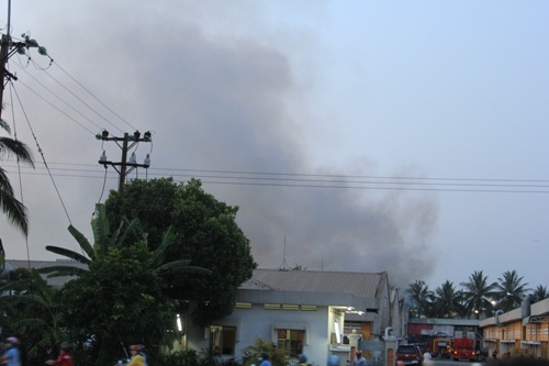 Nhà xưởng của Công ty TNHH Quốc tế Hoằng Việt bị cháy, khói bốc lên nghi ngút.