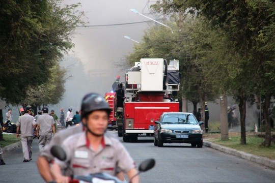 Xe chua chay robot dap dam chay o KCX Tan Thuan hinh anh