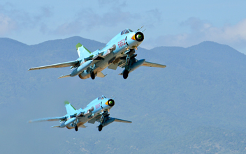 Chien dau co Su-22 roi gan dao Phu Quy, 2 phi cong mat tich hinh anh