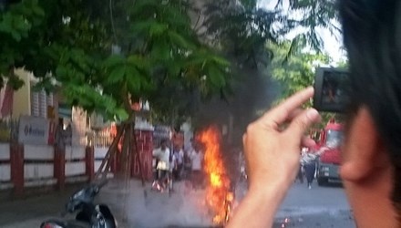 Xe may boc chay giua duong, hai ong chau bi thuong hinh anh