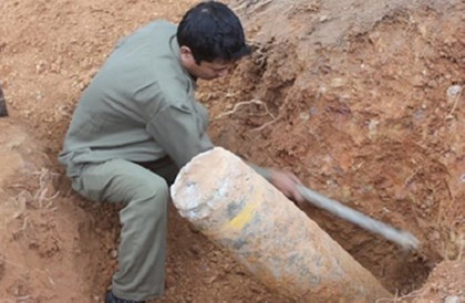 Qua bom 250 kg phat lo ven duong, ca xom lo hinh anh