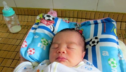 Be gai so sinh nam khoc tren bang da gan ben xe hinh anh