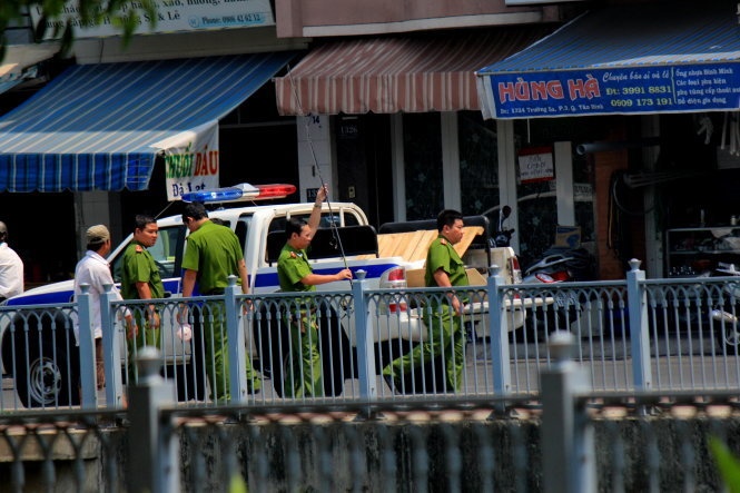 Công an tịch thu phương tiện của người câu cá bên bờ kênh Nhiêu Lộc.