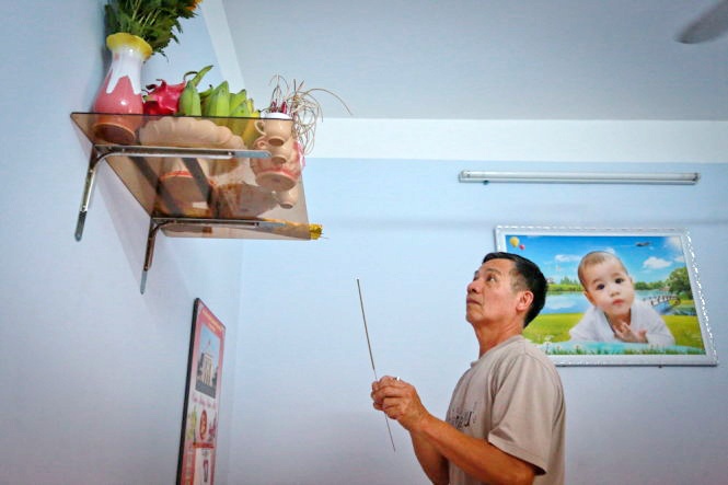 Cha phi cong lai Su-22 trang dem doi con ve hinh anh