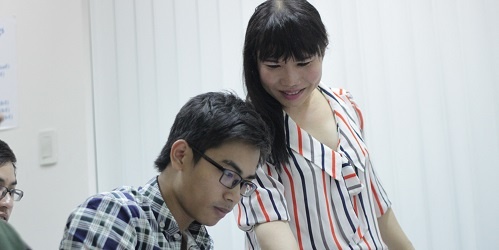 Cô giáo chuyển giới Phạm Lê Quỳnh Trâm trong công việc hàng ngày.