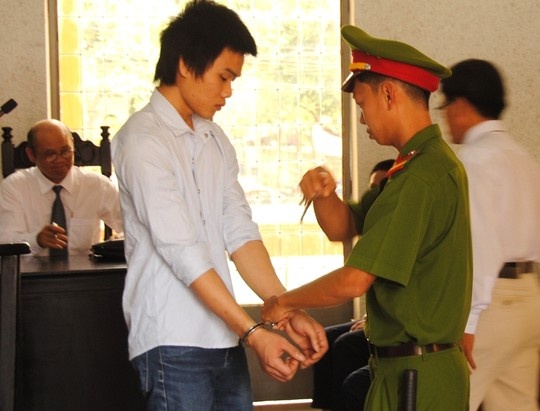 Lam loan sau khi nhin vo ban cho con bu, bi 21 nam tu hinh anh