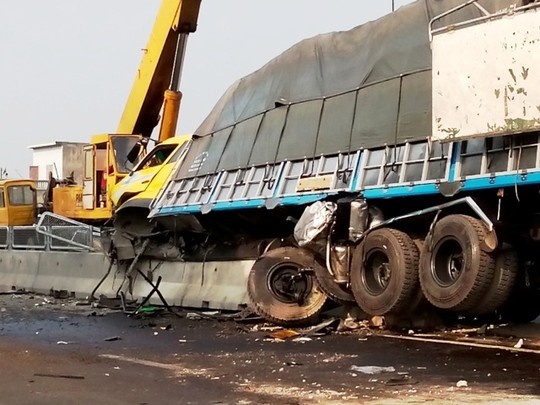 Xe tai hang nang 'cay nat' dai phan cach, lop rung toi ta hinh anh