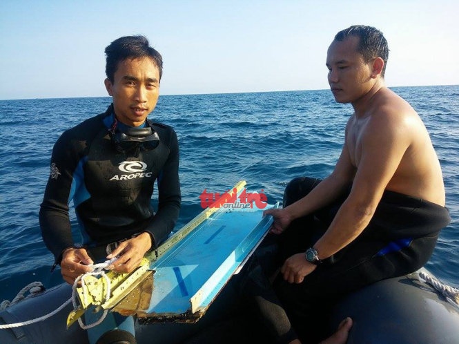 Hai chiến sĩ vừa đưa mảnh vỡ máy bay SU 22 lên từ lòng biển.