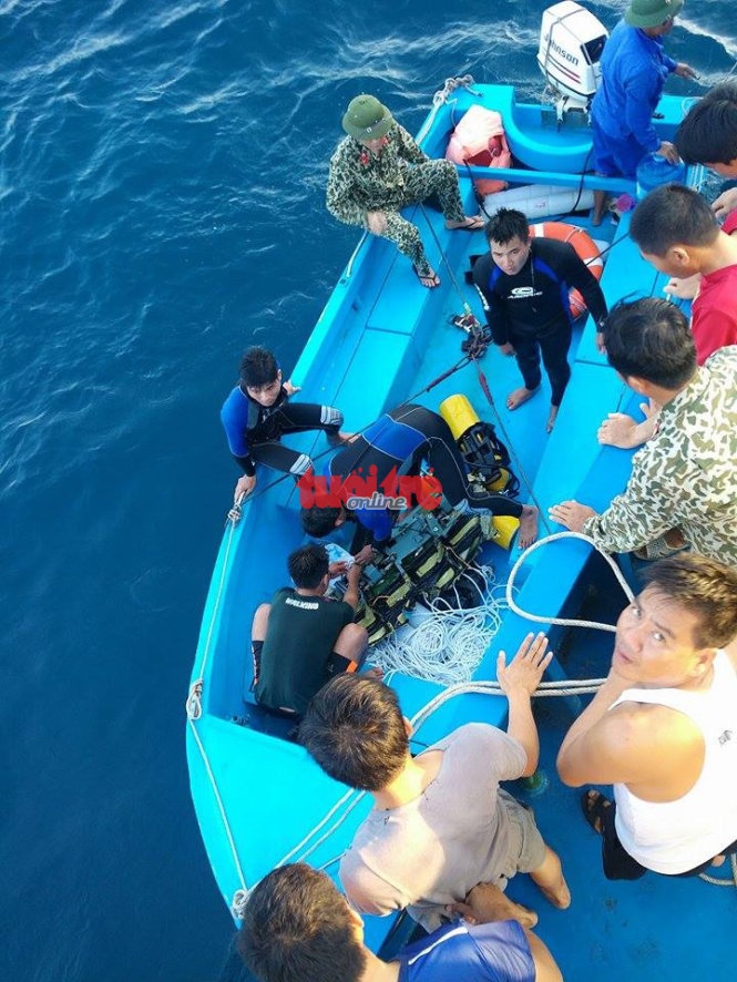 Đưa mảnh vỡ buồng lái lên tàu.