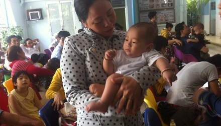 Be trai vang khoi bung me 6 thang thay chan gia mot lan hinh anh