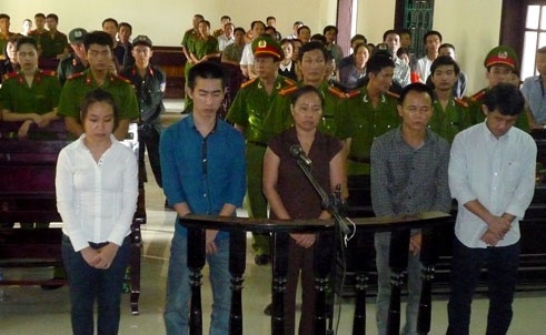 Các đối tượng trong đường dây ma túy do Nguyễn Thị Hạnh cầm đầu tại phiên tòa.