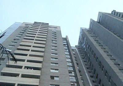 Roi tu do cao 4 m, chau be bi chan thuong so nao hinh anh