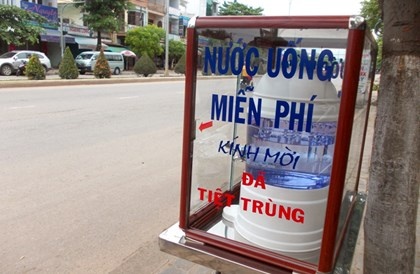 Xuat hien nhieu diem tra da mien phi tiep suc nguoi di duong hinh anh