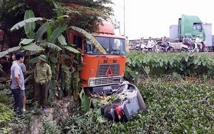 Xe container hat oto bien xanh roi xuong ao hinh anh