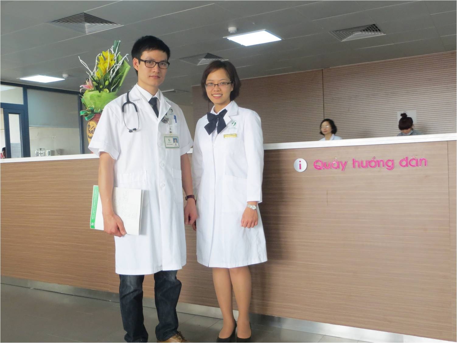 Doi mau trang phuc nhan vien y te hinh anh