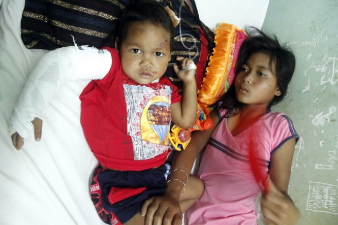 Chi ngoi om em duoi mua den sang ben thi the cha me hinh anh