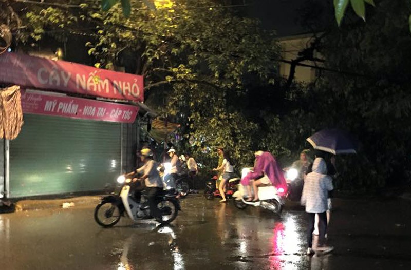 Xa cu do tren pho Ha Noi, mot nu sinh bi thuong hinh anh