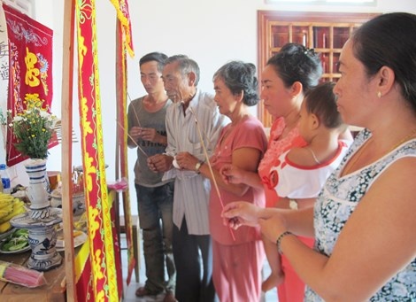 Nan nhan bi chon nhung nguoi nha khong biet hinh anh