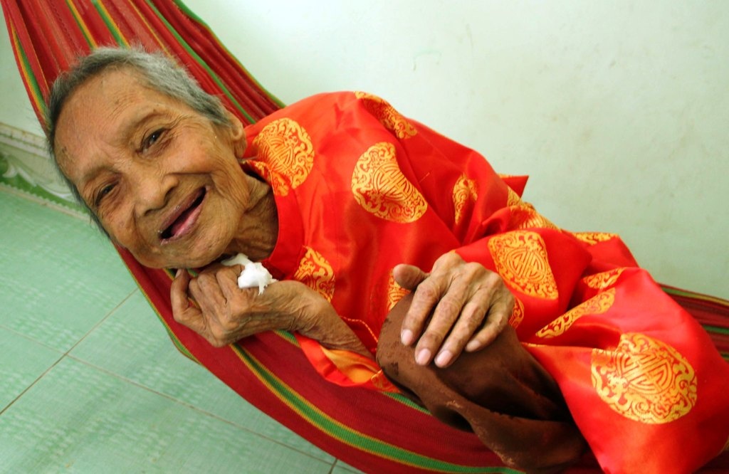 Cu ba Viet Nam cao tuoi nhat the gioi hinh anh