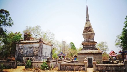 Khu lăng mộ này vừa là một công trình kiến trúc độc đáo, vừa là một nét văn hóa tâm linh của đồng bào dân tộc nơi đây, với nhiều nét kỳ lạ, chẳng nơi nào có được.