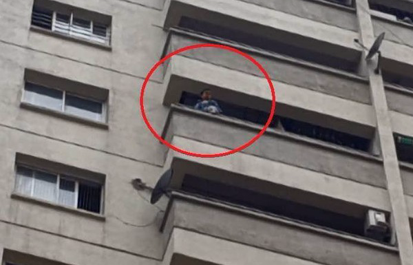 Be trai treo lan can tang 12 ngoi khoc hinh anh