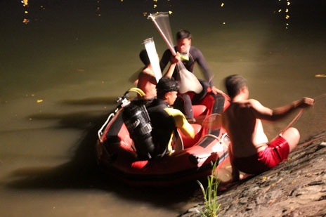 Bon nguoi qua song, mot mat tich hinh anh