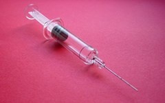 Y ta tu choi chich thuoc cho benh nhan vi… gian hinh anh