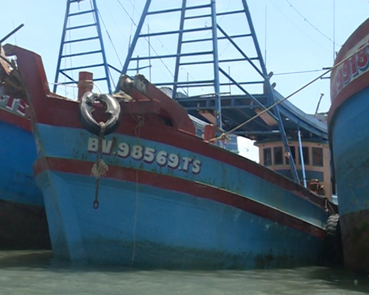 Bon ngu dan chet ngat tren tau thu mua hai san hinh anh