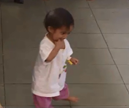 Co be mang 'hoi chung nguoi chim' hinh anh