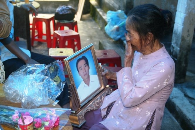 Cha va con trai 2 tuoi chet trong tu the treo co hinh anh