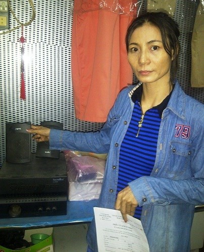 Bà Ngọt bên hai chiếc loa cũ do người chồng mang về từ Nhật.