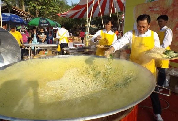 Chiếc bánh xèo có đường kính 1,9 m, nặng 10 kg, bao gồm 6 kg bột, 8 kg nhân và 0,5 lít dầu ăn được đổ trong chảo nhôm nặng 35 kg, đường kính 2 m với thời gian chế biến hơn 30 phút.