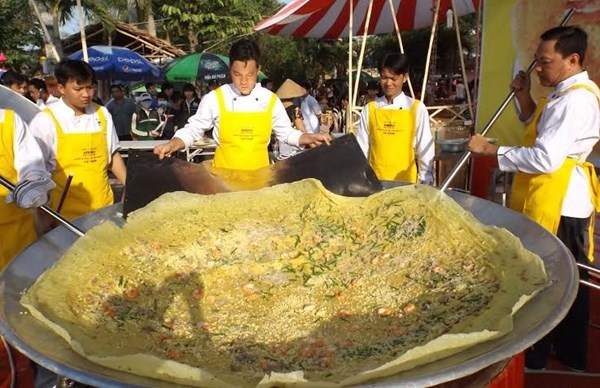 Chiem nguong banh xeo lon nhat Viet Nam hinh anh