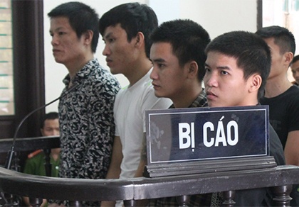 Mang sung doa ban nguoi khi di hat karaoke, bi dam chet hinh anh